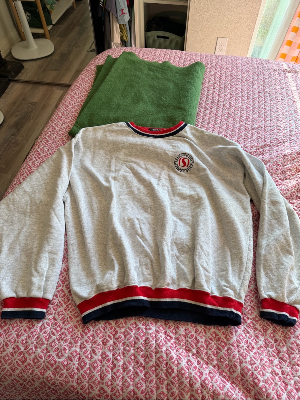 XL Vantage Custom Classics Vintage Embroidered Grey Red Sweater